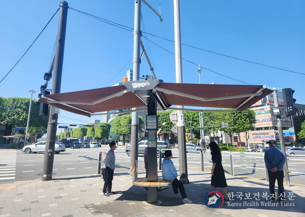 <strong>스마트 그늘막 (강동구 사진제공)</strong>