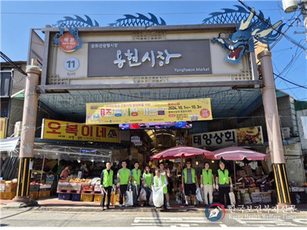 <strong>정천용 회장과 회원들이 장천사거리와 용현시장 도로주변 쓰레기 줍기하던중 잠시기념 촬영을 함께 하였다.</strong>