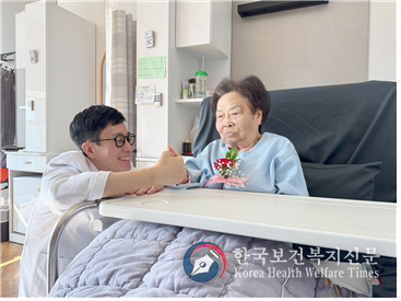 <strong>서재삼 원장과 장귀순 어르신</strong>