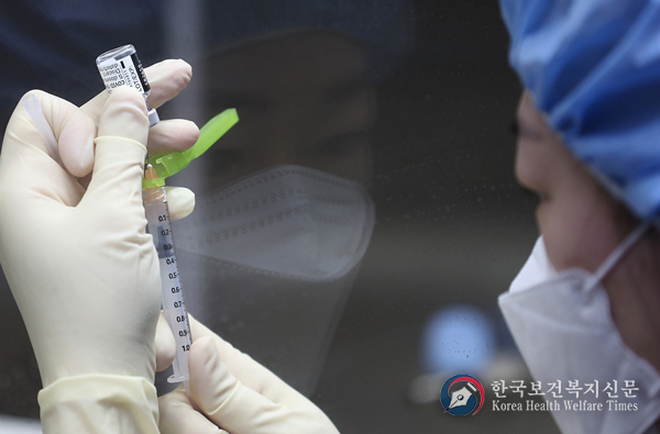 65세 이상 등 고위험군, 오늘부터 코로나19 백신 무료 접종 시작