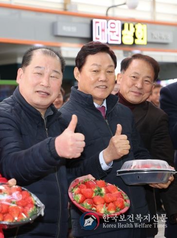 경남도지사 오늘은 진주시민과 함께, 진주 중앙시장 등 4개 시장과 딸기 수출단지 방문